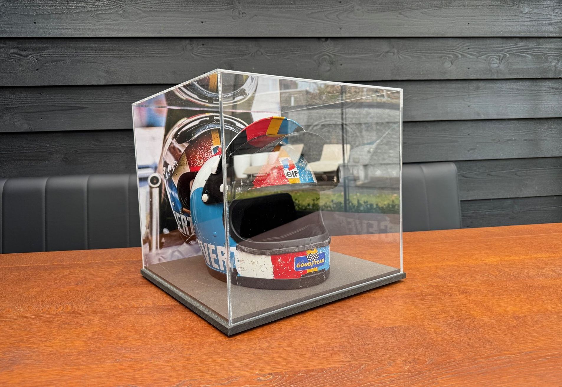 Tyrrell - Francois Cevert - 1973 - Replica helmet with display case